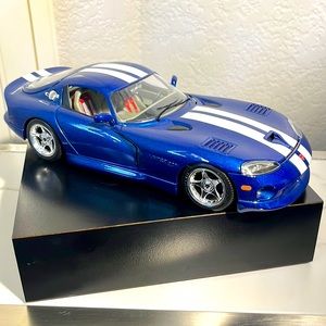Bburago Diamonds 1996 Candy Blue White Stripes Dodge Viper GTS 1:18 Coupe Diecas